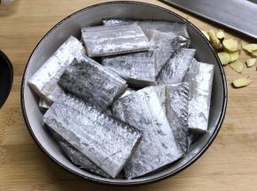 带鱼洗净后切成段。