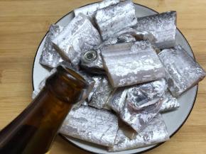 加入适量料酒和1小勺盐拌匀。