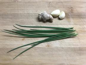 准备好葱、姜、蒜。