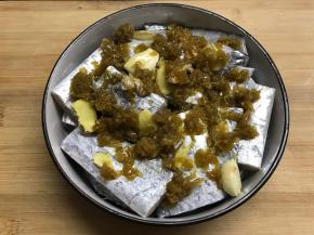 再把1大勺剁椒均匀地铺在鱼上面。