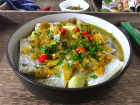 把热油浇在铺了葱的带鱼上即可。