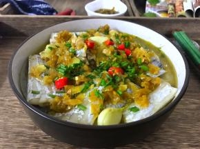 把热油浇在铺了葱的带鱼上即可。