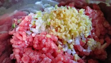 猪肉馅中加入葱姜