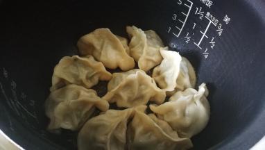 灯再次跳到保温键时 打开锅盖 盛盘出锅