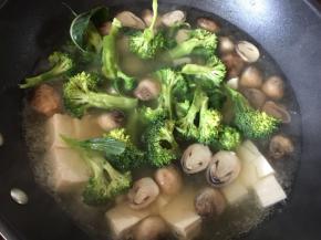 再放入西兰花煮