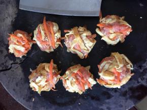 再将混合好的猪肉揉成肉团子