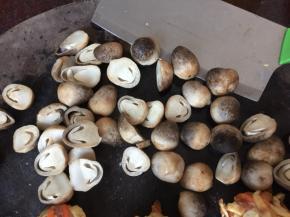 然后将焯好的草菇切半