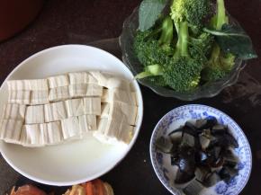 豆腐和皮蛋切小块，西兰花撕成小朵