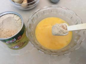 鸡蛋打散后加入5g家乐鸡粉调味料