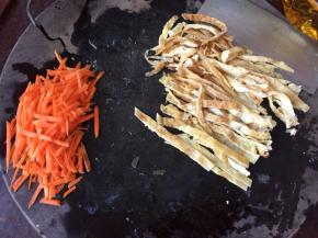 胡萝卜抽丝，鸡蛋皮切丝