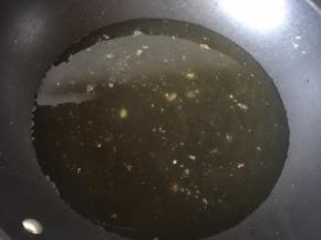 锅里倒入煮好的玉米骨头高汤