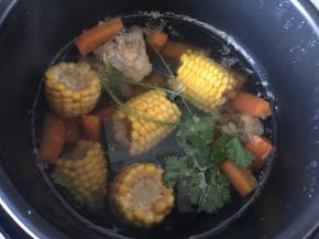 先用电压力锅煮好玉米猪骨浓汤