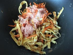 然后将猪肉泥、胡萝卜丝和蛋皮丝混合均匀