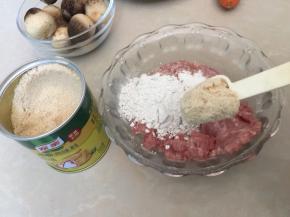 猪肉泥加入薯粉和15g家乐鸡粉调味料