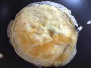 锅里热油后倒入鸡蛋液煎成鸡蛋皮