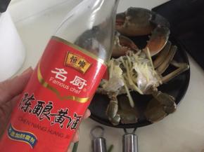 淋入黄酒，加入白砂糖、芝麻香油