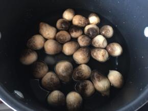 草菇放入沸水锅里加入盐焯烫一下