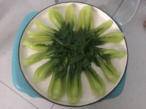 取一盘放入焯熟的白菜