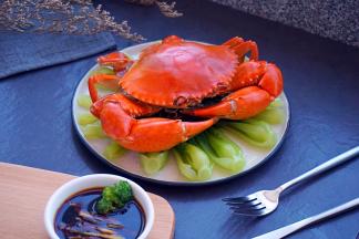 放入蒸好的青蟹