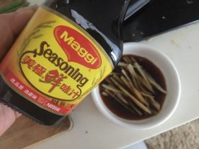 取一碟放入姜丝，倒入生抽、海鲜汁调制成酱汁