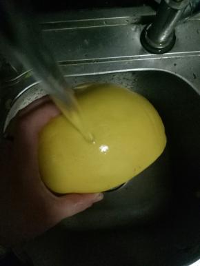 先将柚子皮用盐搓一搓，用水冲干净