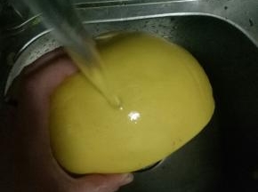 先将柚子皮用盐搓一搓，用水冲干净