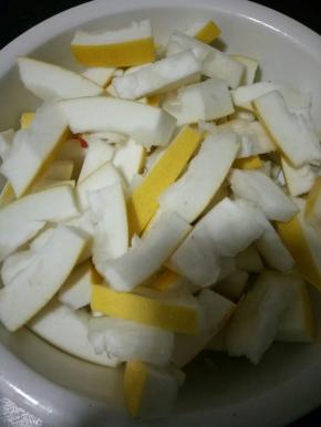 然后将洗干净的柚子皮切小块，切成自己想要的大小即可