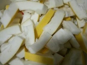 然后将洗干净的柚子皮切小块，切成自己想要的大小即可