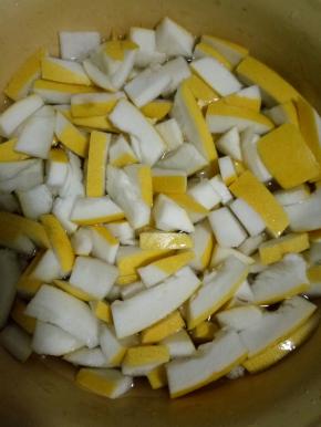 加水漫过柚子皮即可，这个过程需要浸泡3～4天，每天换2次水，每次换水都要把柚子皮挤干水份再泡！