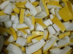 加水漫过柚子皮即可，这个过程需要浸泡3～4天，每天换2次水，每次换水都要把柚子皮挤干水份再泡！