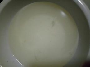 柚子皮先用淡盐水泡，泡出黄水来以后用清水泡就可以了