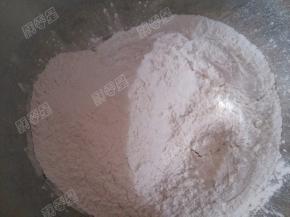 糯米粉倒入盆中