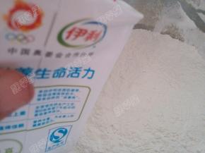 将牛奶慢慢倒入糯米粉中