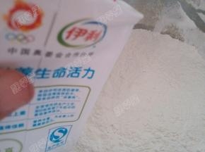 将牛奶慢慢倒入糯米粉中