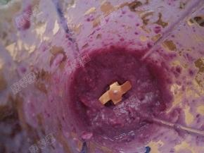 紫薯切片放入料理机搅拌杯内，加入适量水打碎成紫薯泥