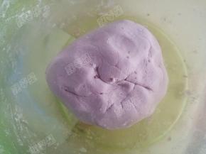 揉成紫色的面团