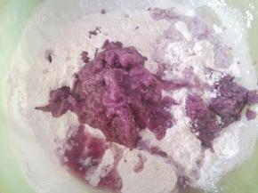 将紫薯泥放入糯米粉内