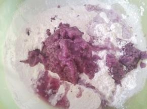 将紫薯泥放入糯米粉内