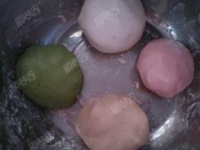 白色面团分成四份，取三分分别加入绿茶粉、红曲粉和可可粉揉成绿色、红色和灰色的面团