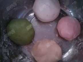 白色面团分成四份，取三分分别加入绿茶粉、红曲粉和可可粉揉成绿色、红色和灰色的面团