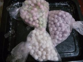 将搓好的面团连同烤盘一起放入冰箱冷冻半小时，然后取出用保鲜袋装好就可以继续冷冻保存了