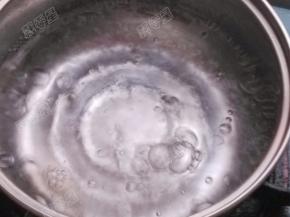 锅中放入水煮沸