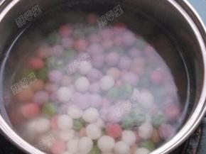 放入各色汤圆