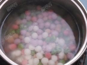 放入各色汤圆