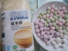 要吃汤圆的时候，取出各色汤圆，准备佬米酒