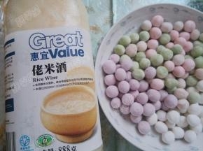 要吃汤圆的时候，取出各色汤圆，准备佬米酒