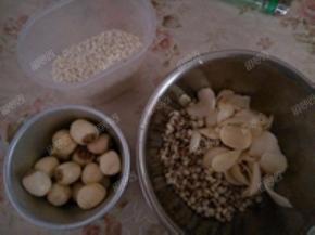 薏米、百合、莲子浸泡四个小时