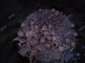 薏米百合莲子洗净放入电压力锅内胆