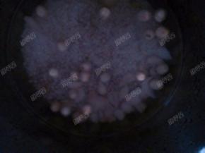 糯米洗净放入，然后加入水