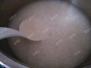 时间到后电压力锅自动泄压，盛出就可以享用啦